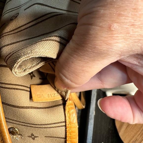 Louis Vuitton Neverfull MM - Picture 8 of 14